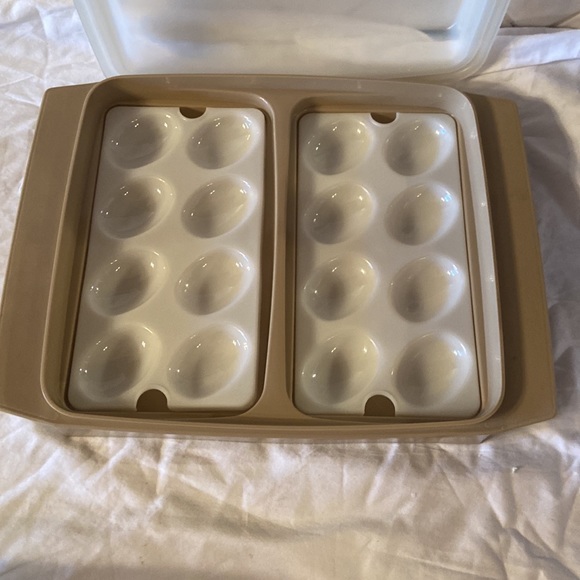 Vintage Deviled egg keeper by Tupperware Holds 16 halves. - Picture 2 of 7
